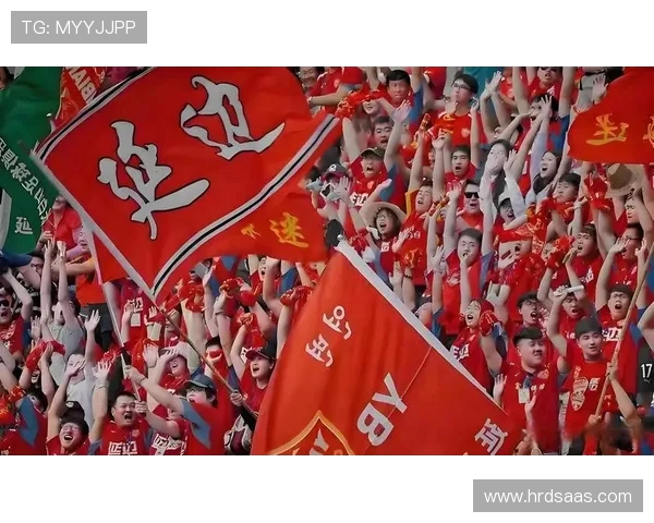 辽宁铁人惊现 “穿越球迷”！全网寻人：你来自哪个时代？